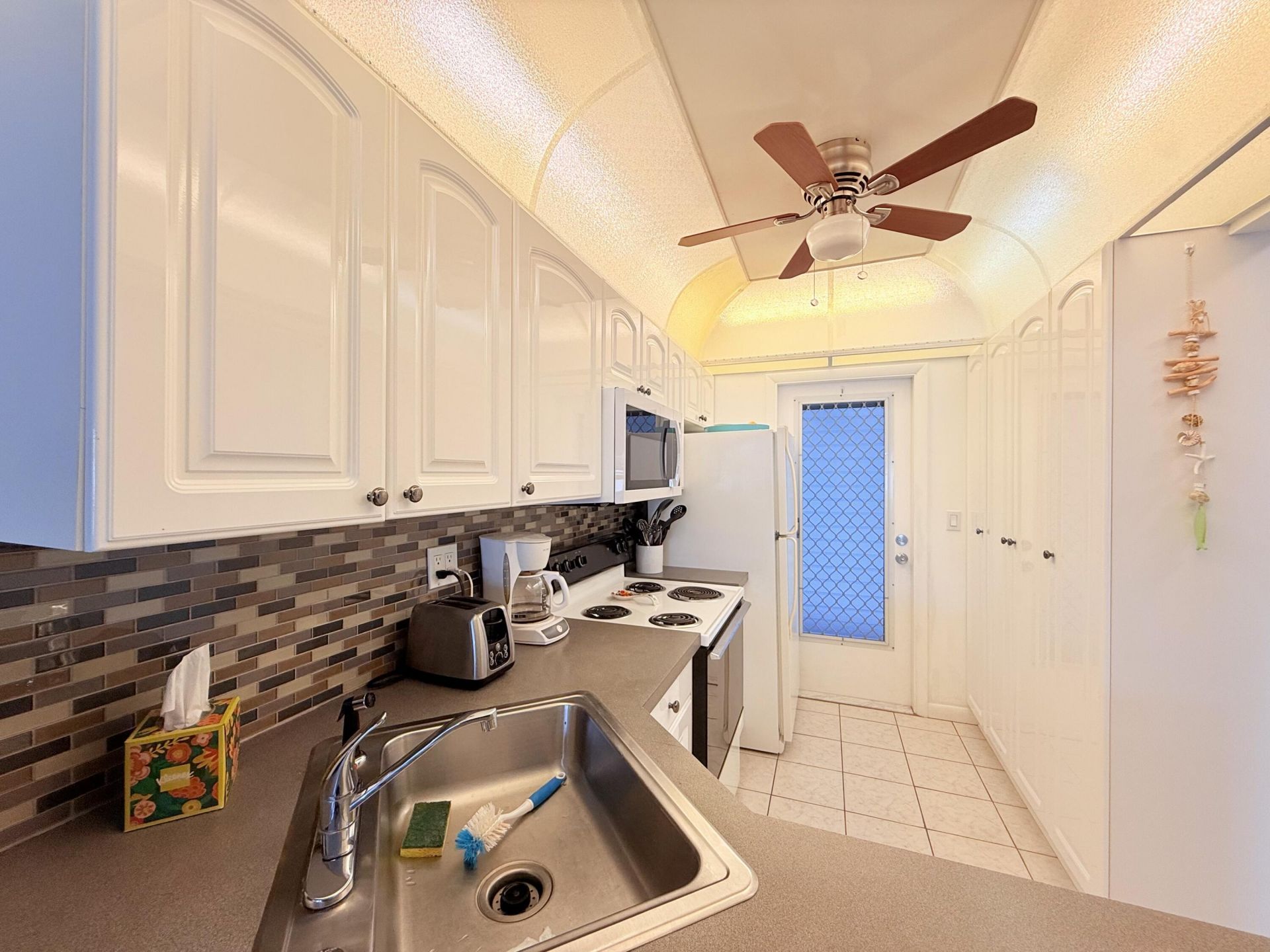 470 Paradise Isle Boulevard, Unit 204, Hallandale Beach, FL 33009 Photo