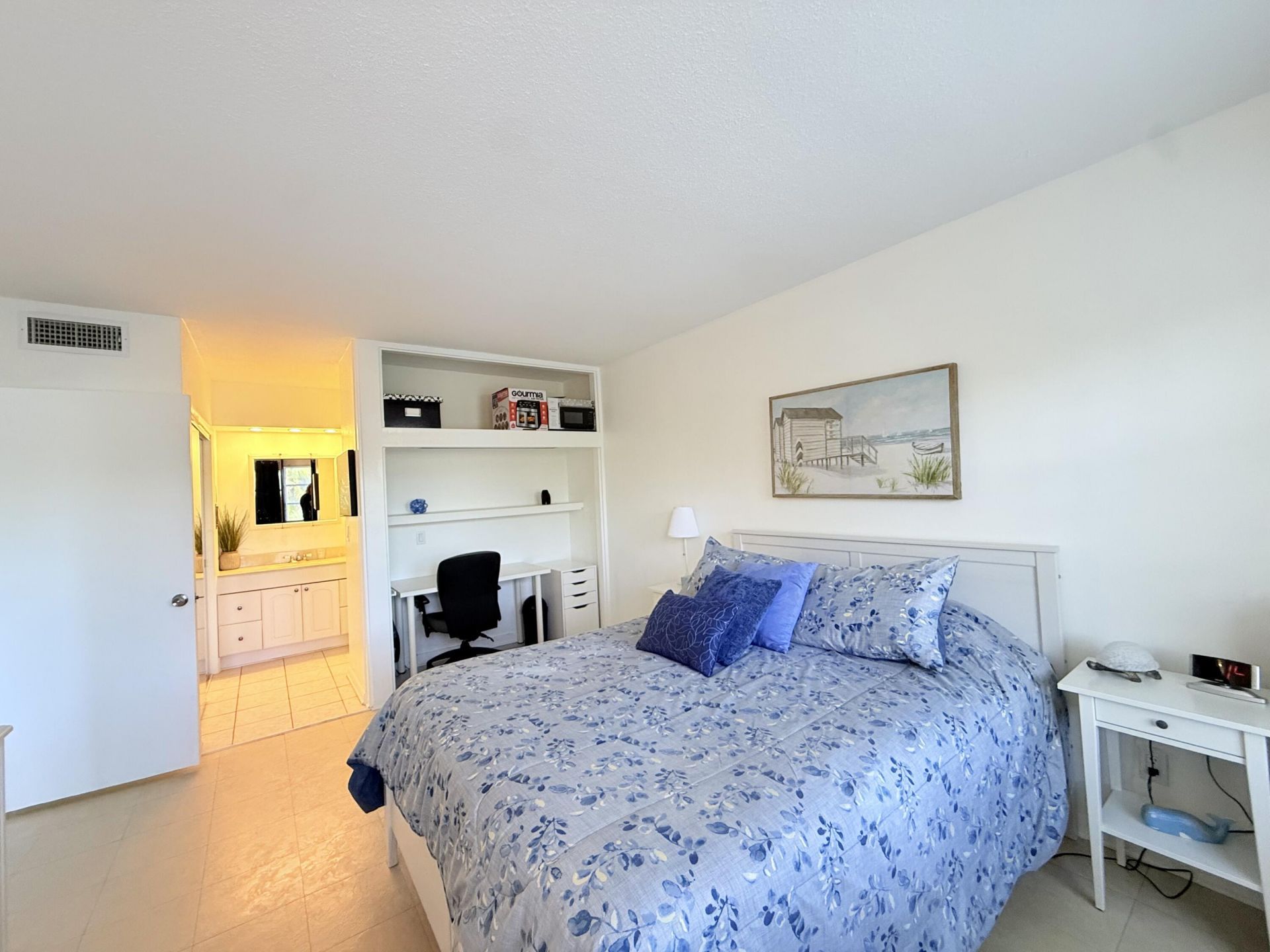 470 Paradise Isle Boulevard, Unit 204, Hallandale Beach, FL 33009 Photo