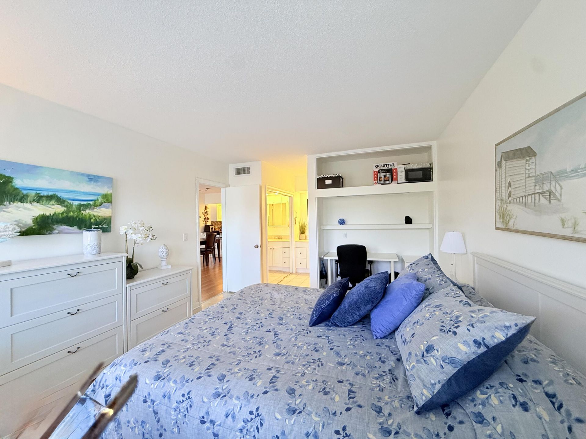 470 Paradise Isle Boulevard, Unit 204, Hallandale Beach, FL 33009 Photo