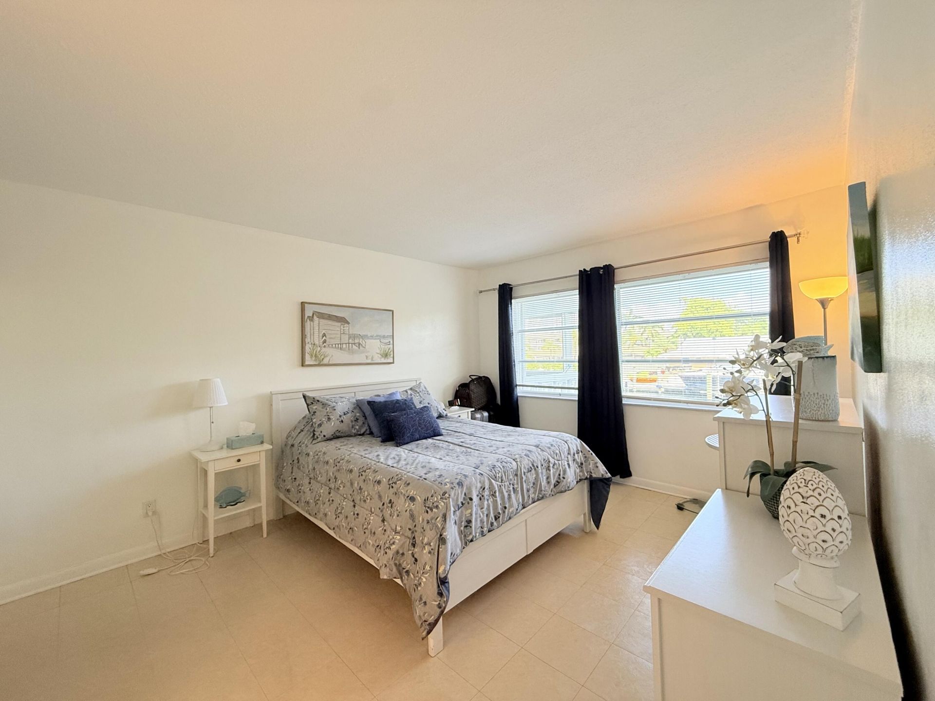 470 Paradise Isle Boulevard, Unit 204, Hallandale Beach, FL 33009 Photo