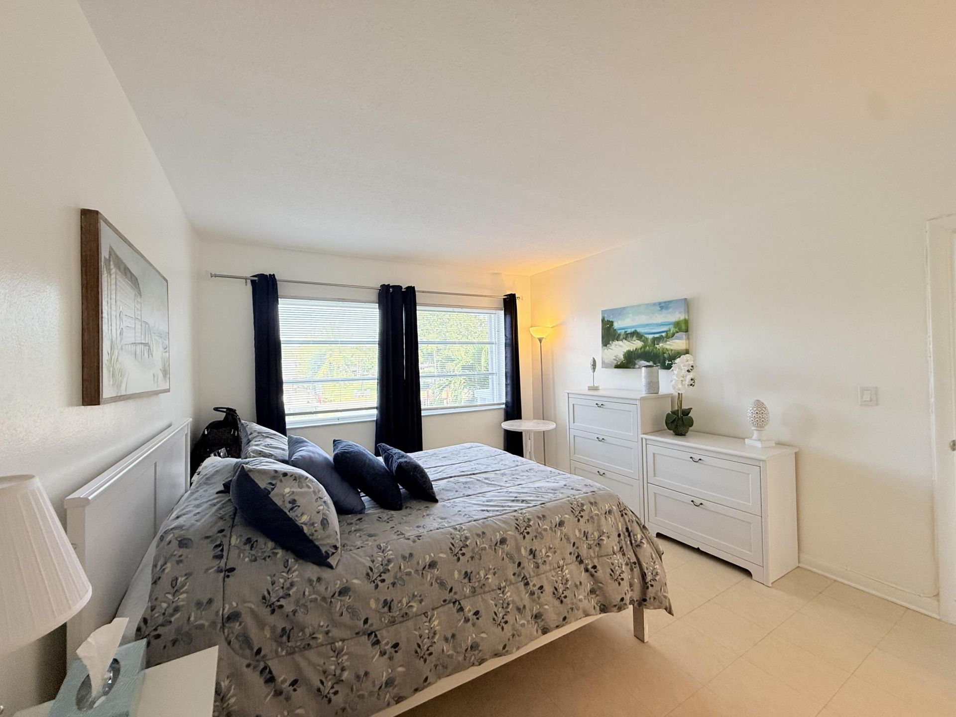 470 Paradise Isle Boulevard, Unit 204, Hallandale Beach, FL 33009 Photo