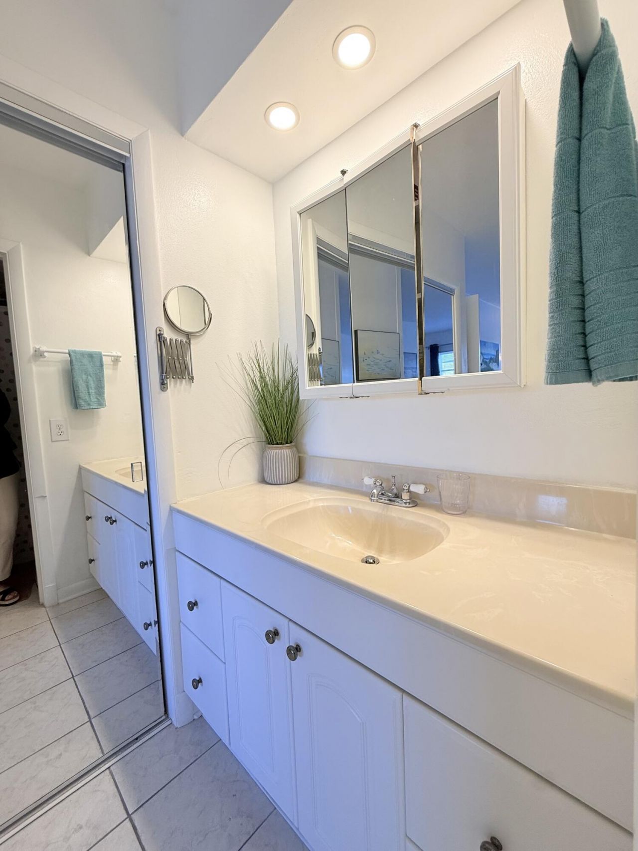 470 Paradise Isle Boulevard, Unit 204, Hallandale Beach, FL 33009 Photo