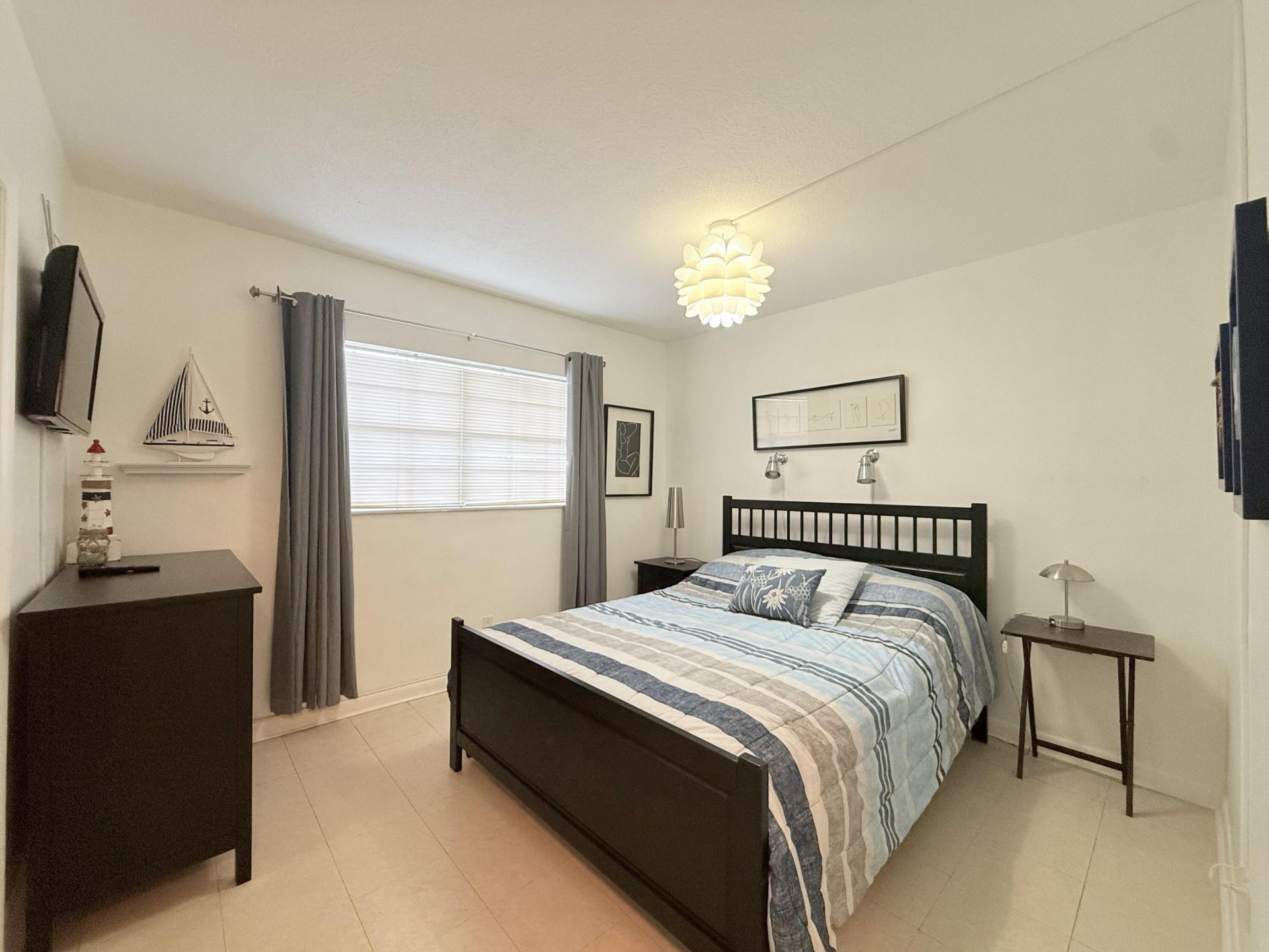 470 Paradise Isle Boulevard, Unit 204, Hallandale Beach, FL 33009 Photo