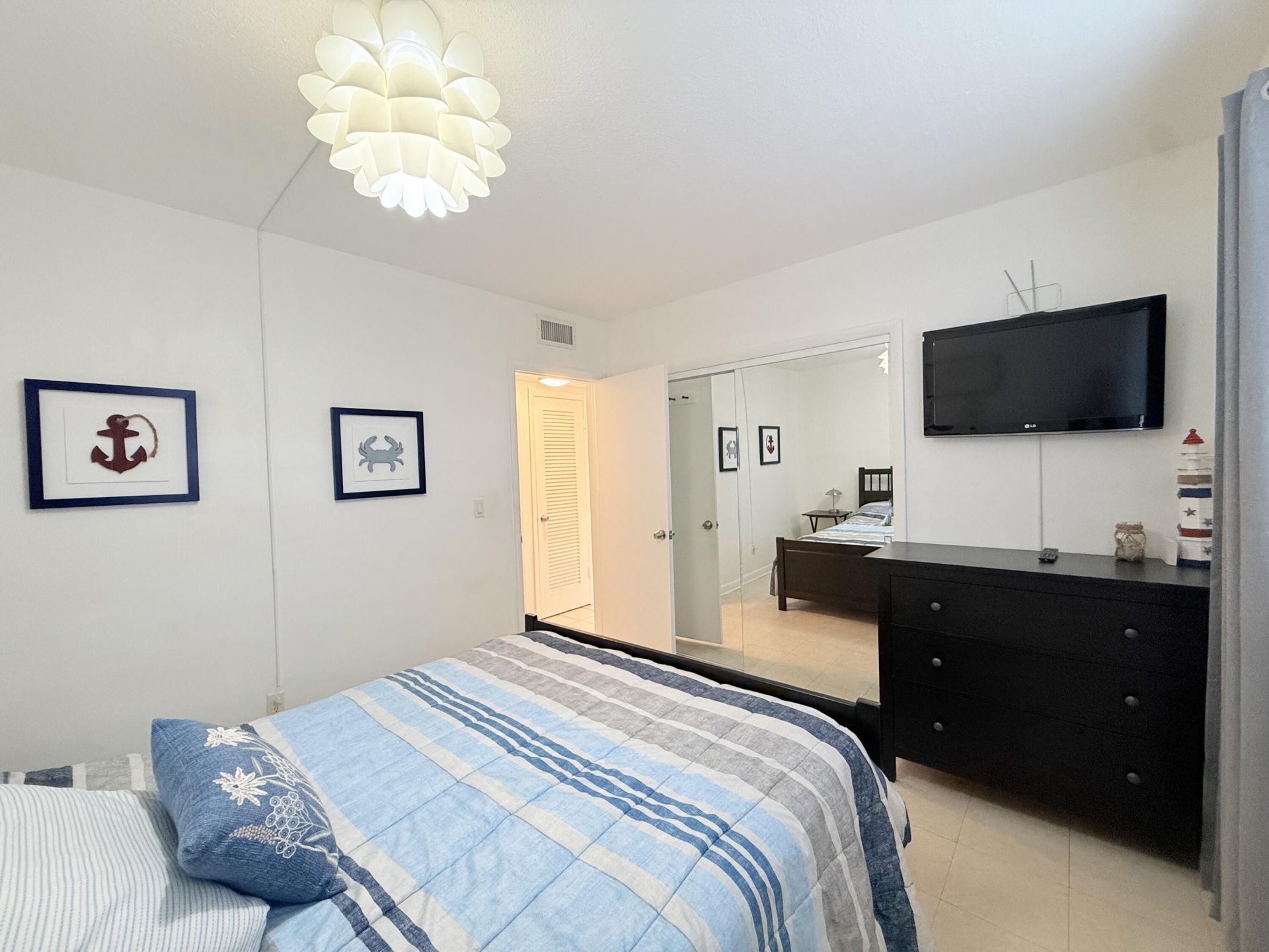 470 Paradise Isle Boulevard, Unit 204, Hallandale Beach, FL 33009 Photo