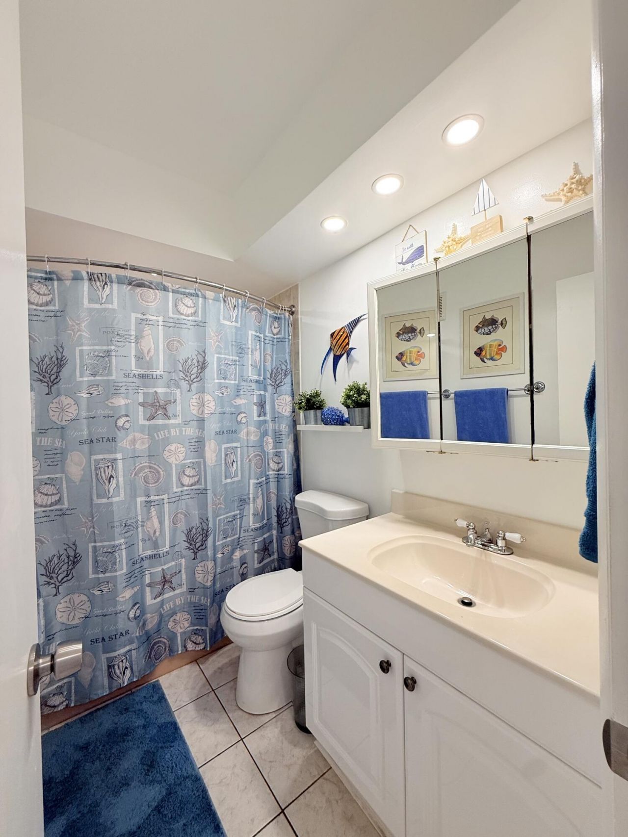 470 Paradise Isle Boulevard, Unit 204, Hallandale Beach, FL 33009 Photo