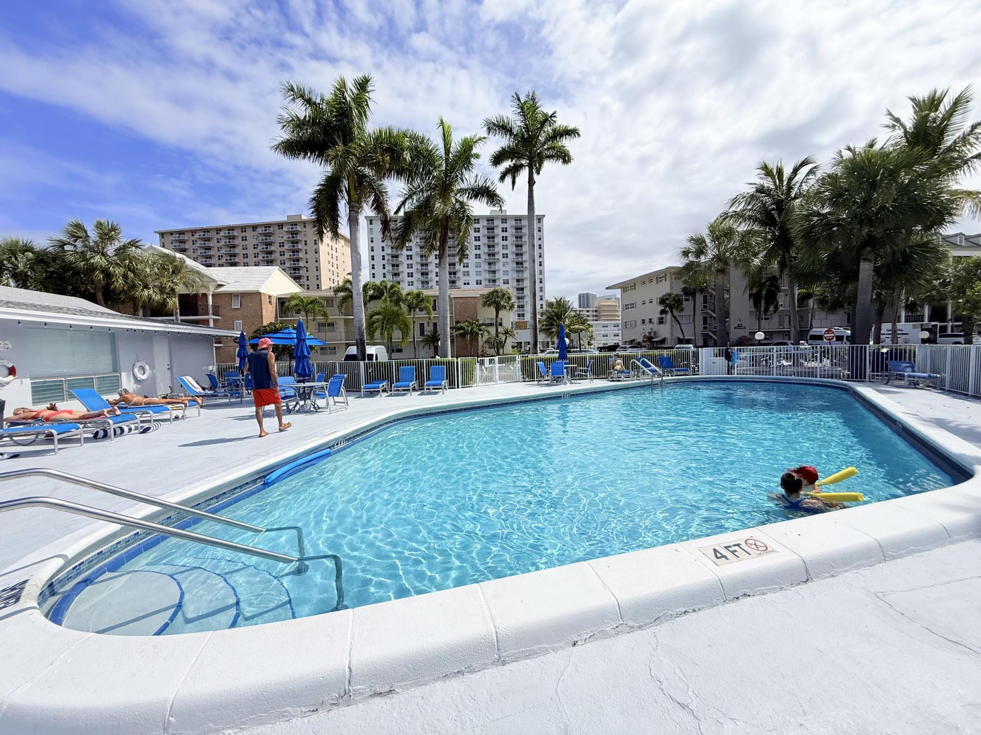 470 Paradise Isle Boulevard, Unit 204, Hallandale Beach, FL 33009 Photo