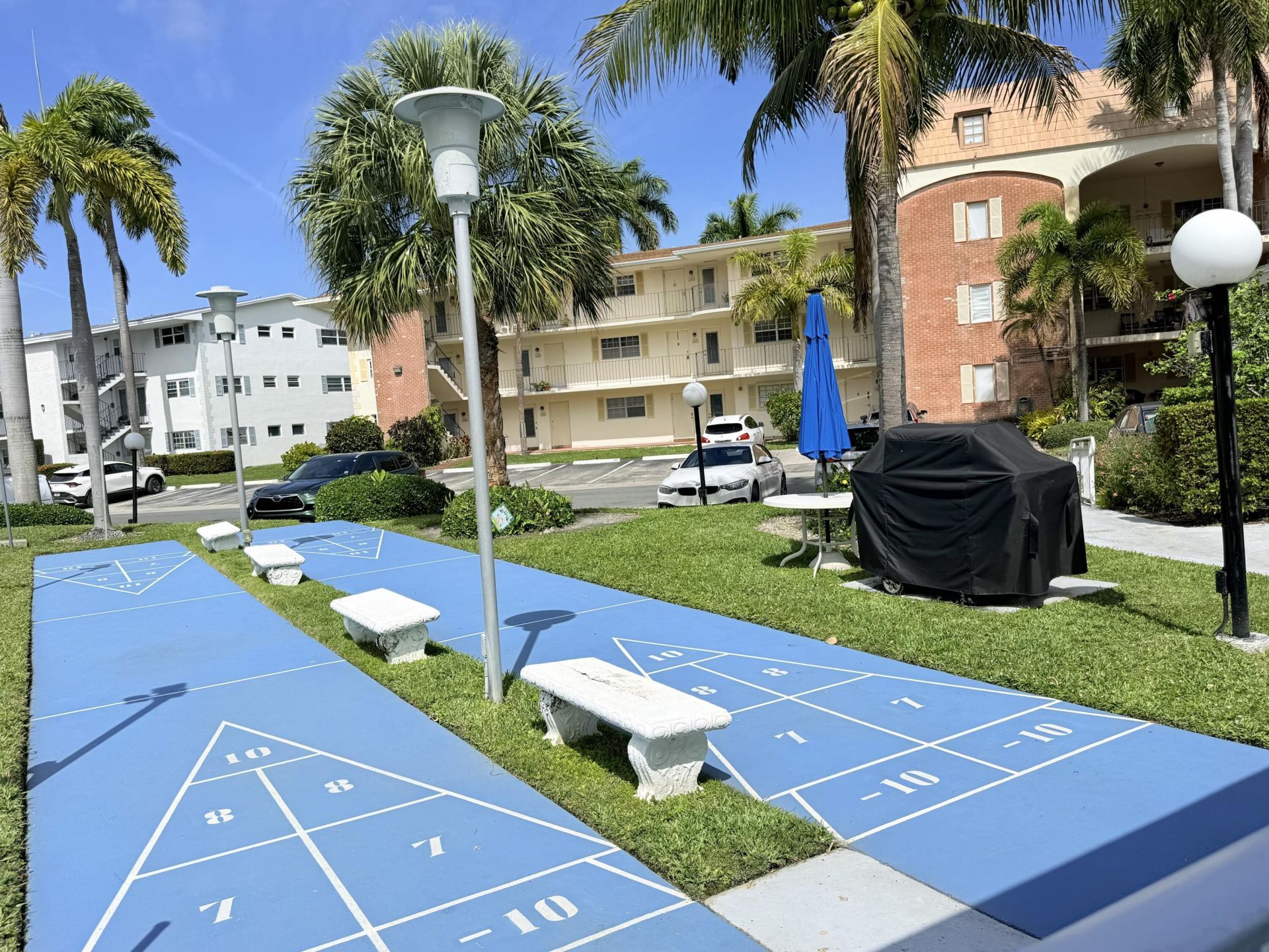 470 Paradise Isle Boulevard, Unit 204, Hallandale Beach, FL 33009 Photo