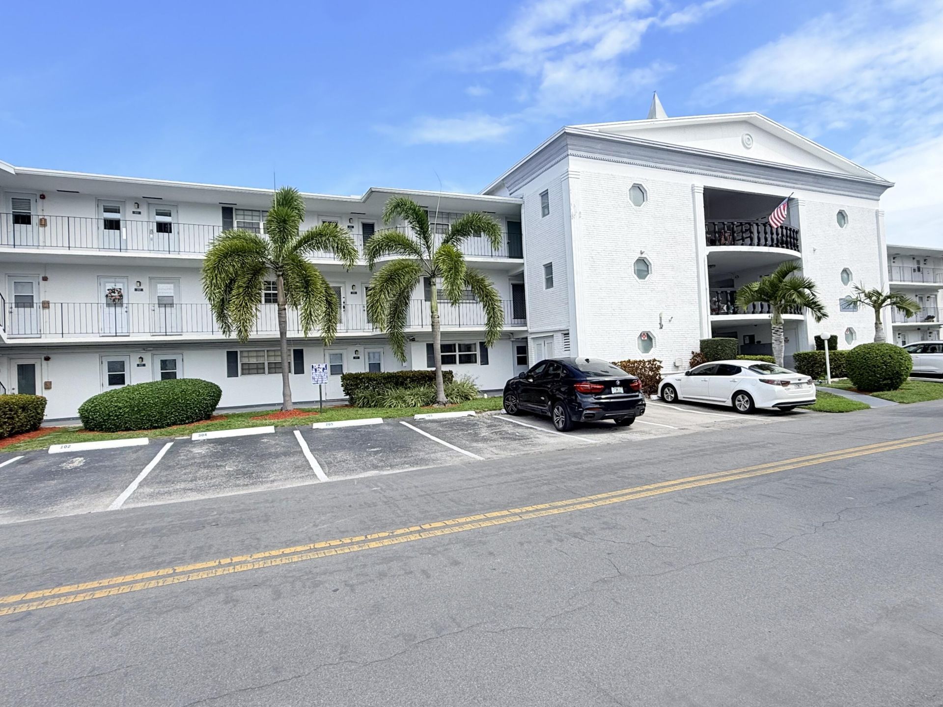 470 Paradise Isle Boulevard, Unit 204, Hallandale Beach, FL 33009 Photo