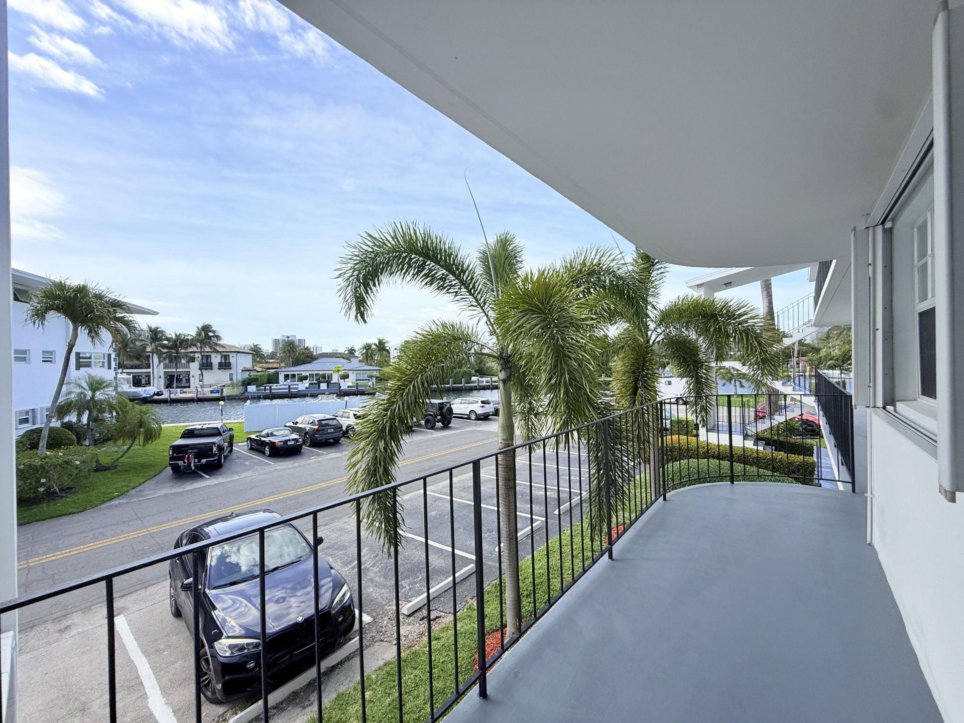 470 Paradise Isle Boulevard, Unit 204, Hallandale Beach, FL 33009 Photo