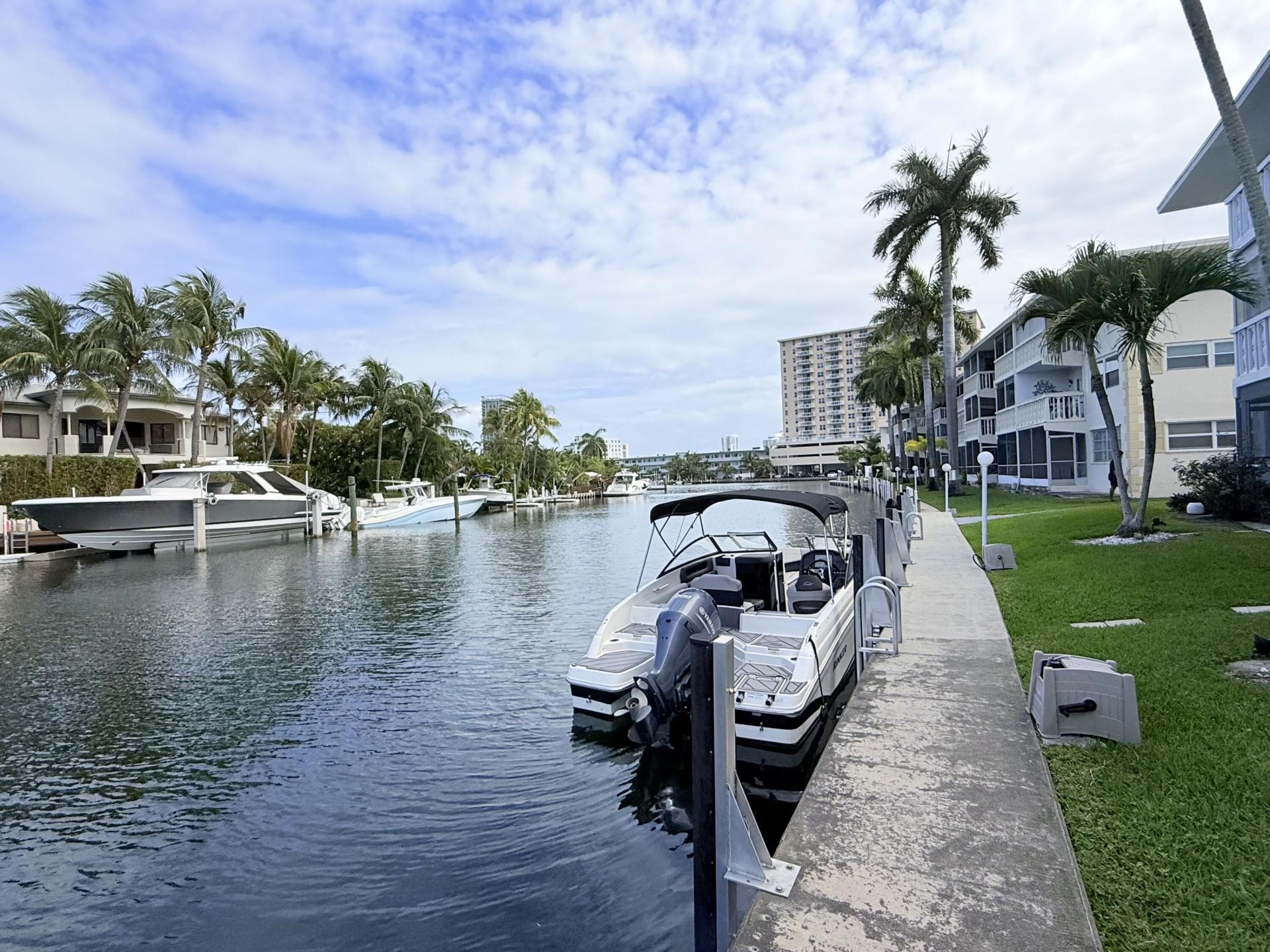 470 Paradise Isle Boulevard, Unit 204, Hallandale Beach, FL 33009 Photo