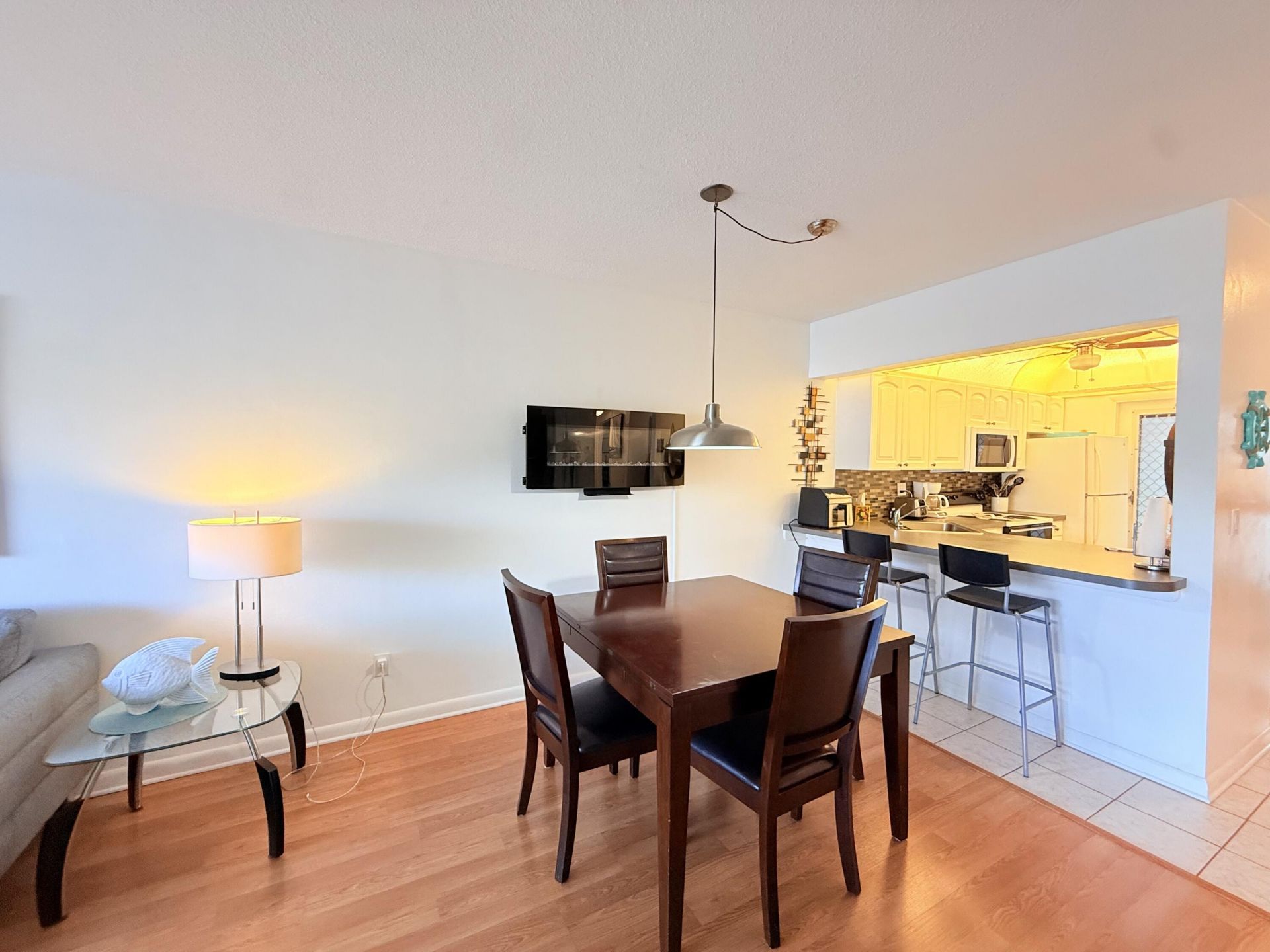 470 Paradise Isle Boulevard, Unit 204, Hallandale Beach, FL 33009 Photo