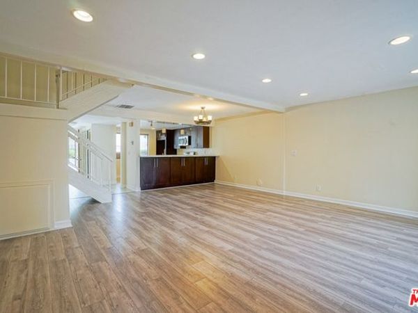 5760 OWENSMOUTH Avenue , Unit 14, Woodland Hills, CA 91367