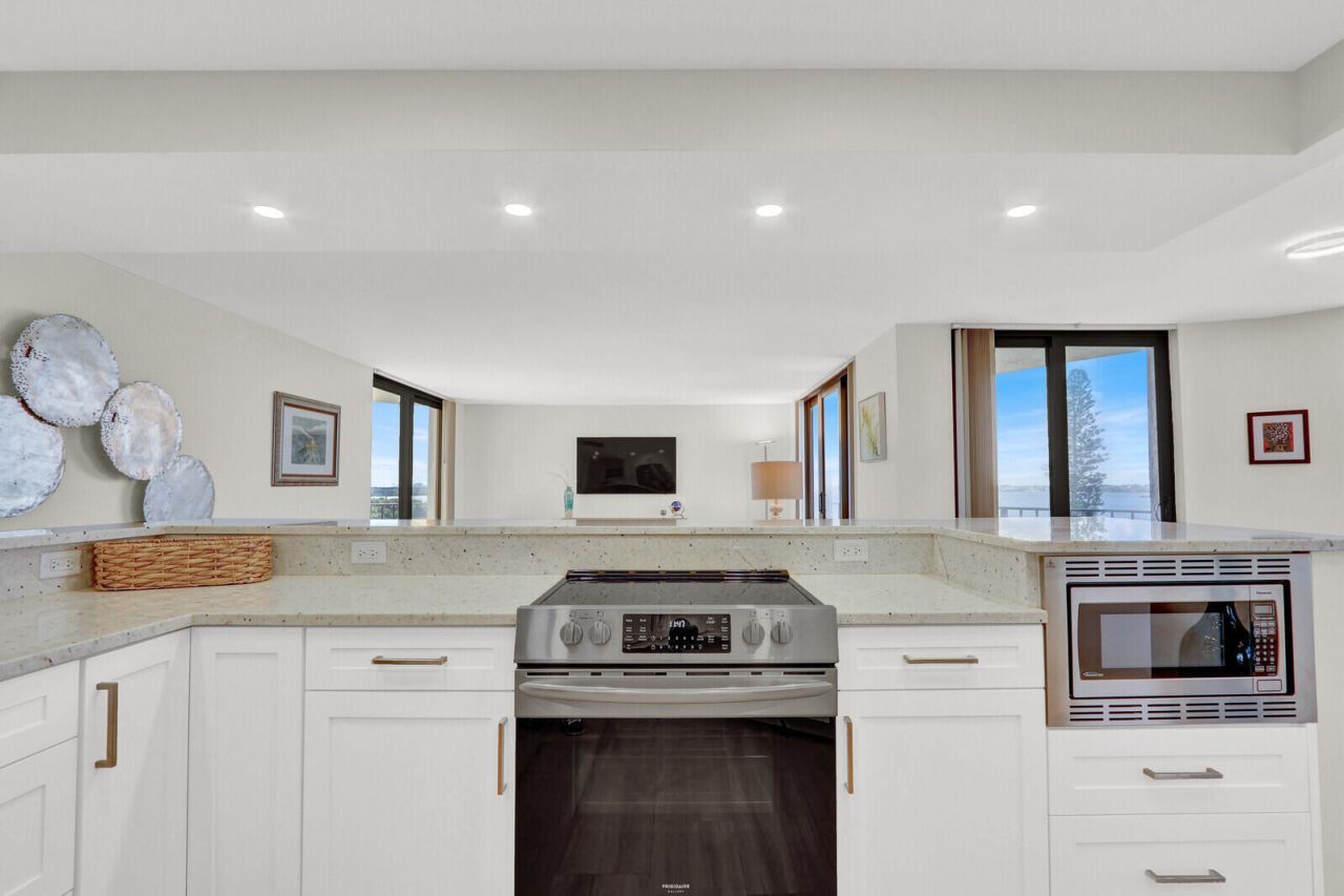 5420 N Ocean Drive, Unit 506, Singer Island, FL 33404 Photo