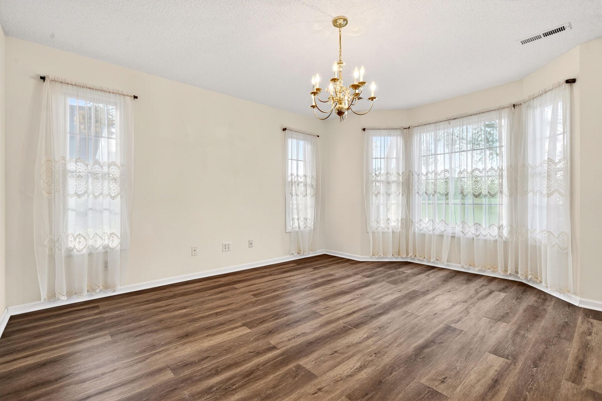 209 Myrtlewood Drive Photo 11