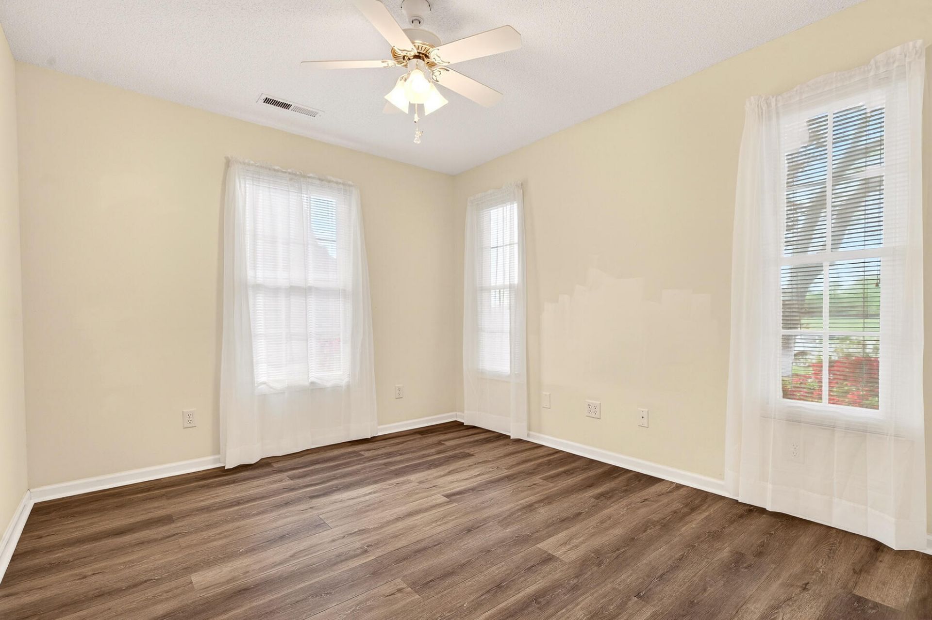 209 Myrtlewood Drive Photo 15