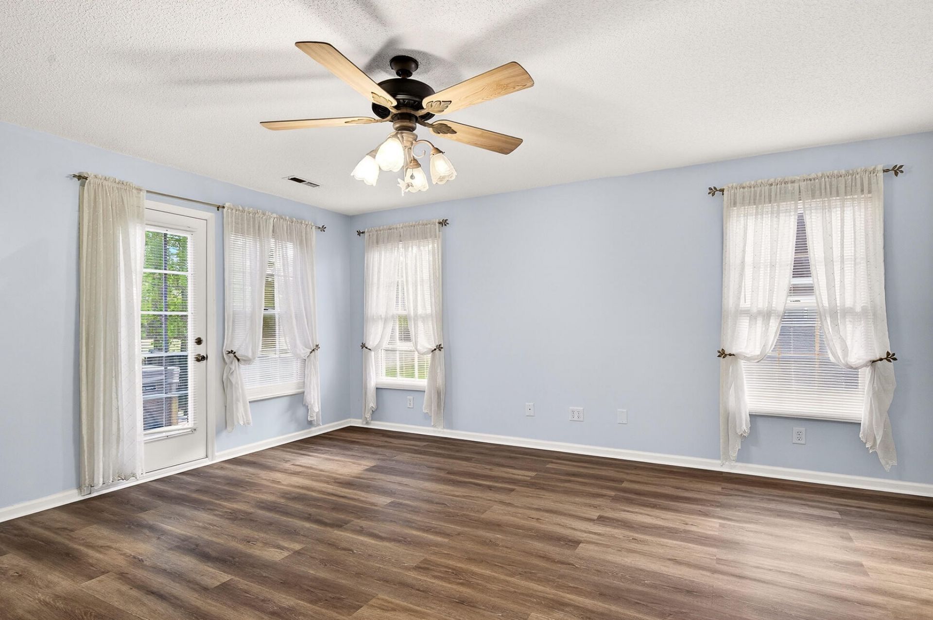 209 Myrtlewood Drive Photo 31