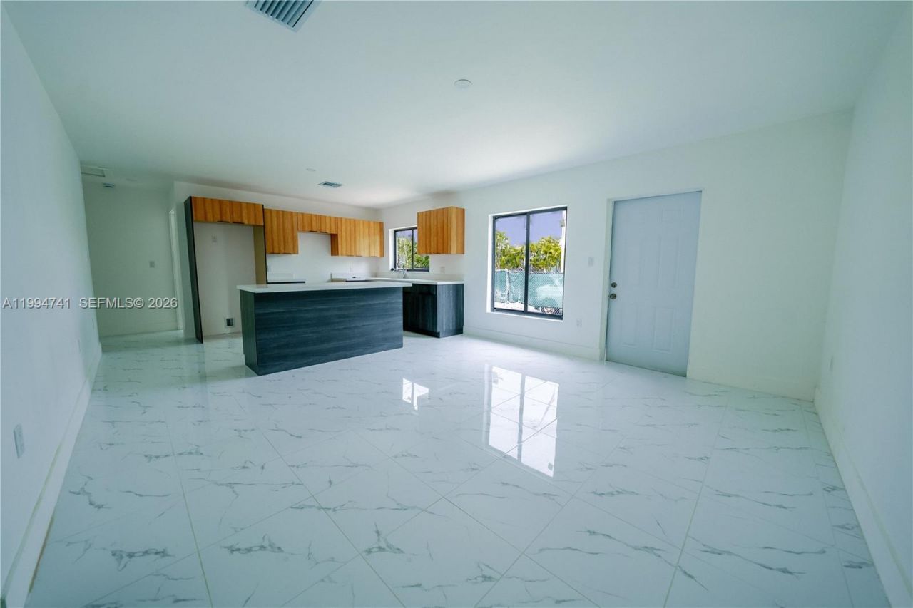 1112 NW 81st St, Miami, FL 33150 Photo