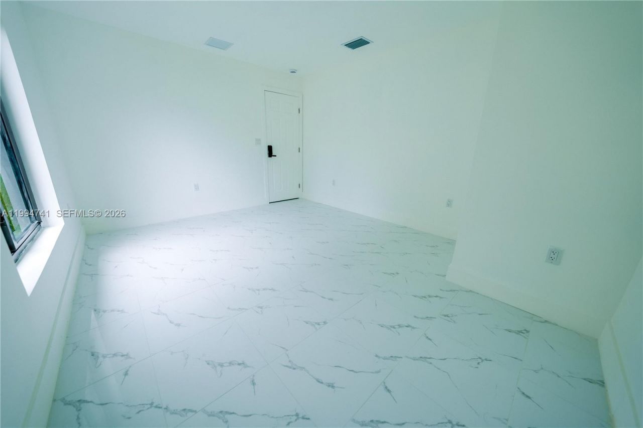 1112 NW 81st St, Miami, FL 33150 Photo