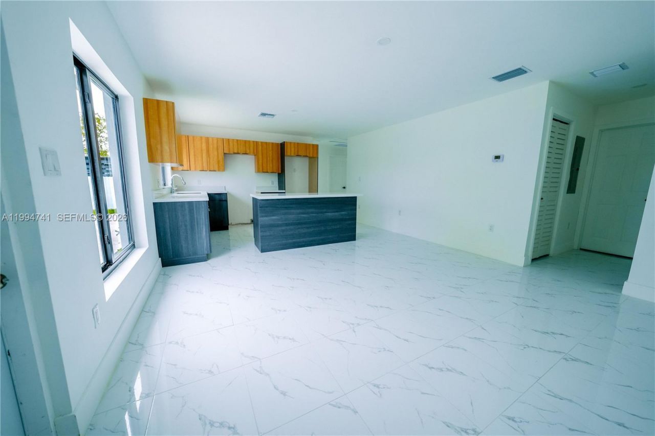 1112 NW 81st St, Miami, FL 33150 Photo