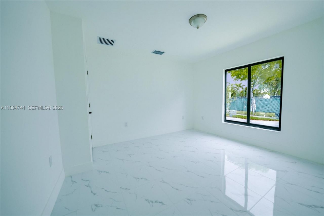 1112 NW 81st St, Miami, FL 33150 Photo