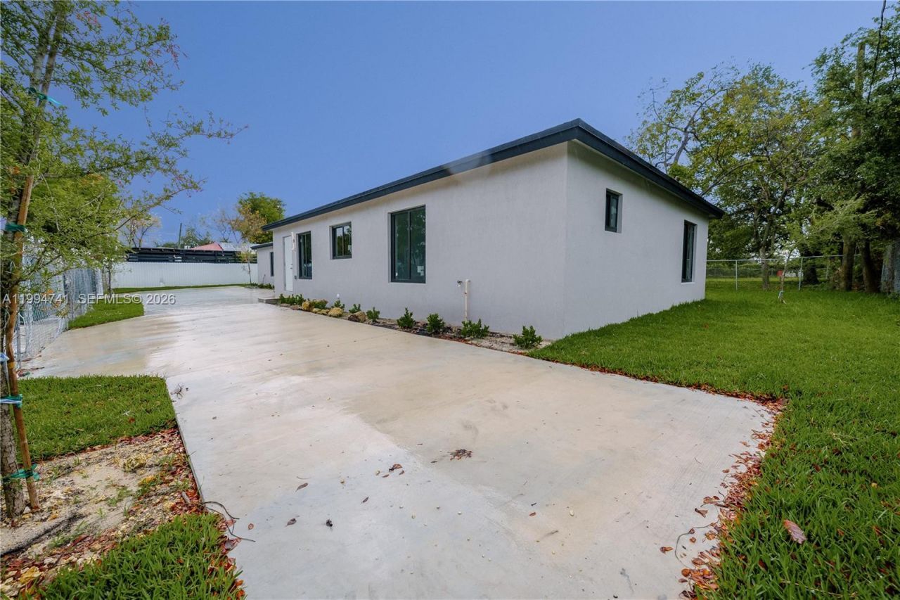 1112 NW 81st St, Miami, FL 33150 Photo