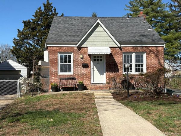 25 Park Circle, New Hyde Park, NY 11040