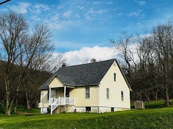 2440 Racetrack Rd, New Stanton, PA 15672