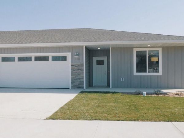 810 Parkside Lane, Charles City, IA 50616