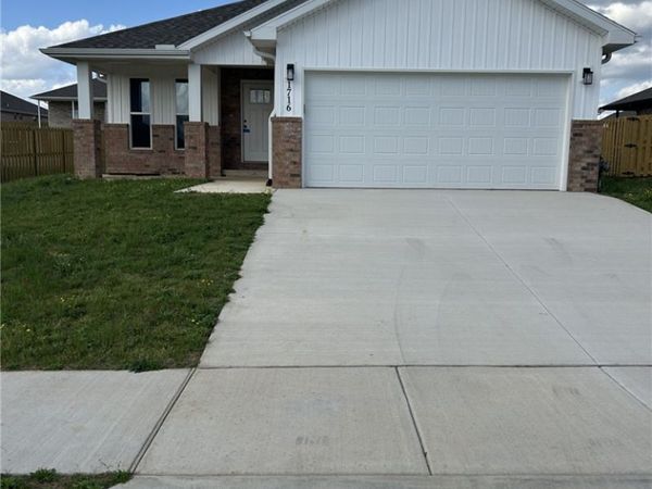 1716 Farmer Street , Pea Ridge, AR 72751