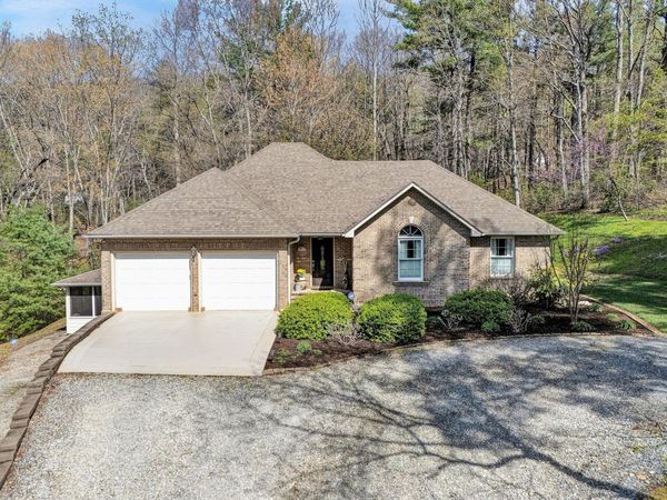 499 Cahas LN , Boones Mill, VA 24065