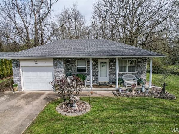 592 Center Avenue , Lebanon, MO 65536