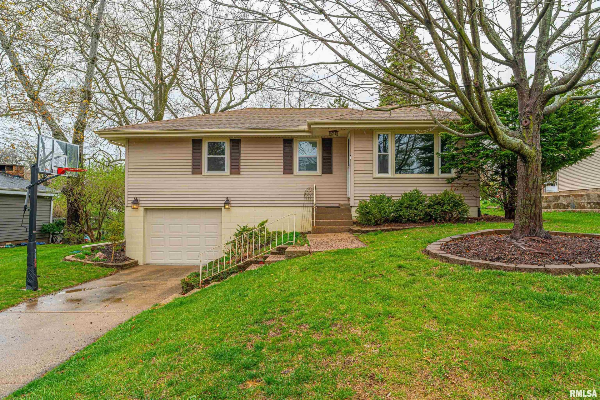 4615 N Lyndale Terrace, Peoria, IL 61614 Main Photo