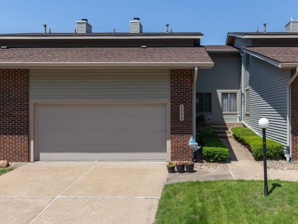 4554 Bunker Hill Drive , Bettendorf, IA 52722