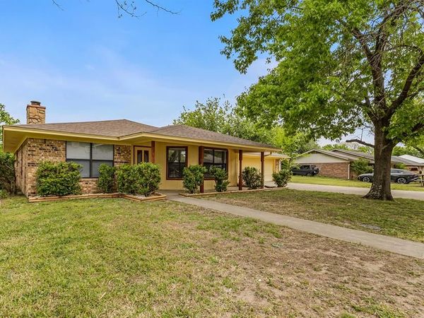 212 W Mcafee Street , Mabank, TX 75147