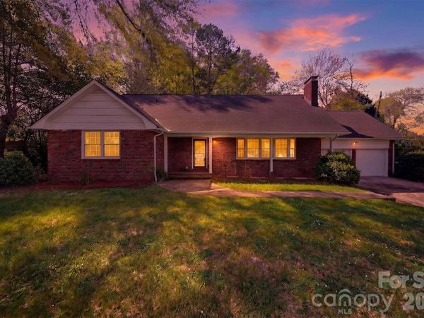 35 32nd Avenue NW, Hickory, NC 28601