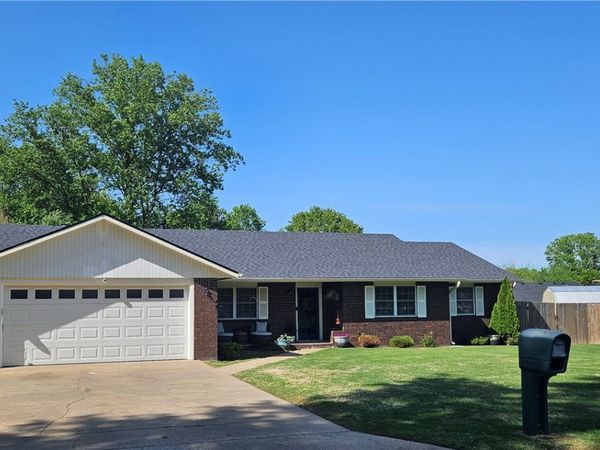 1418 Buena Vista Circle, Springdale, AR 72762