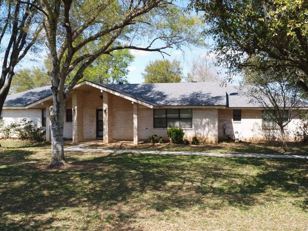 900 N Graytown Road, St Hedwig, TX 78152