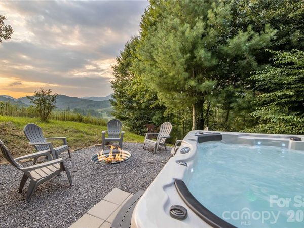 348 Dandelion Lane, Burnsville, NC 28714