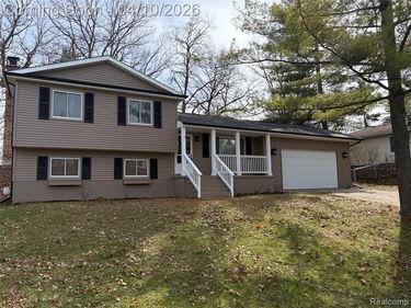 970 Golfview Drive, Lake Orion Vlg, MI 48362