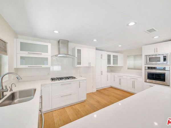 21817 Providencia Street , Woodland Hills, CA 91364