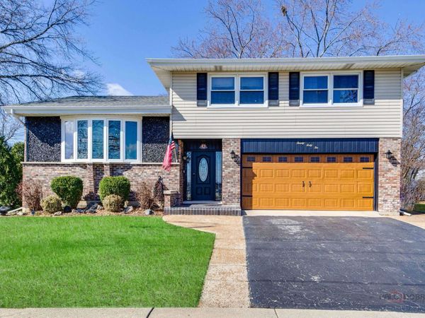 2042 S Goebbert Road , Arlington Heights, IL 60005