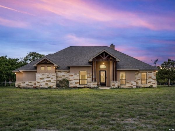 112 S Abrego Crossing, Floresville, TX 78114
