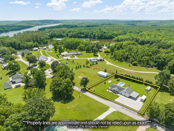 198 Yarbro Harbor Dr, Decaturville, TN 38329