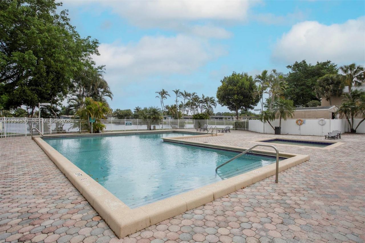 1731 NW 96th Ter , Unit 2J, Pembroke Pines, FL 33024 Photo