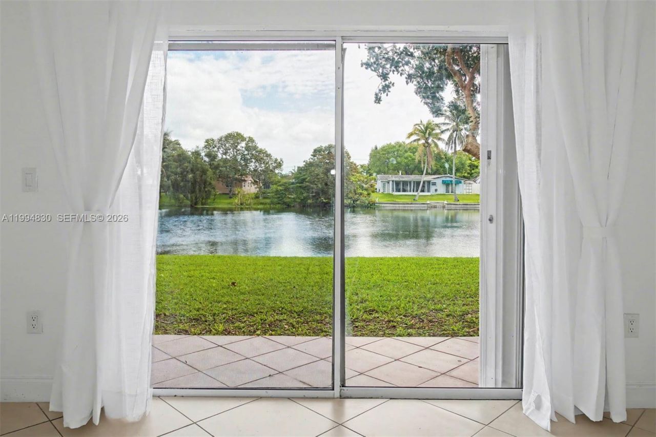 1731 NW 96th Ter , Unit 2J, Pembroke Pines, FL 33024 Photo