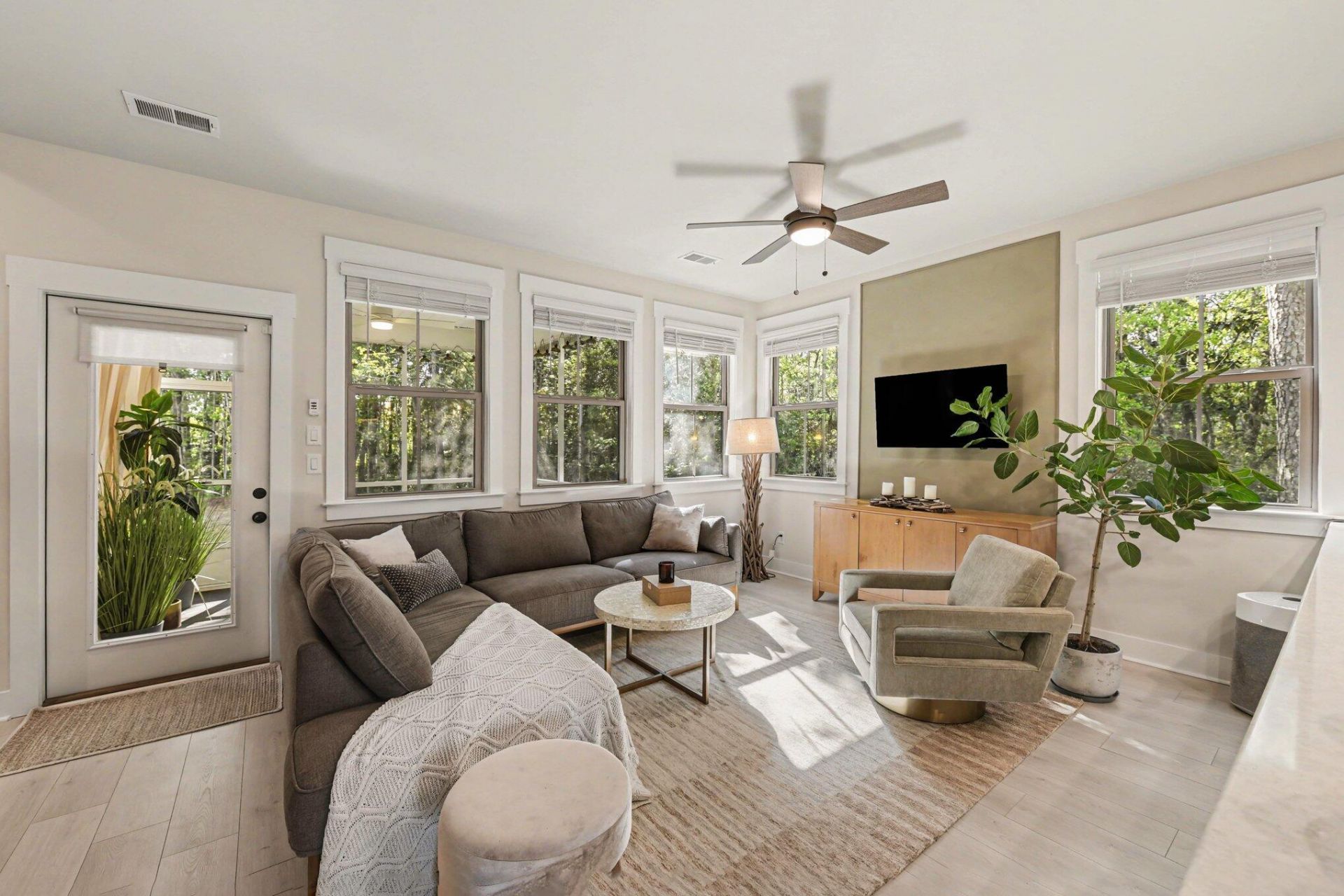 5140 Park Creek Avenue Photo 8