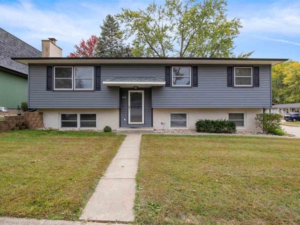 618 Keswick Dr, Iowa City, IA 52246