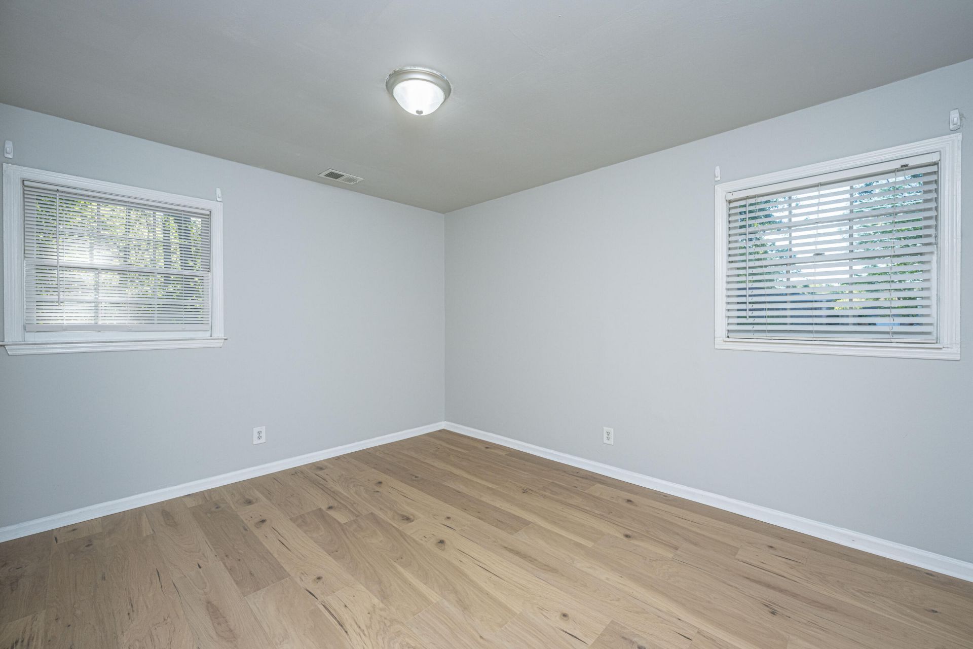 302 Elliott Drive Photo 9