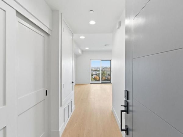 560 El Camino Real, Unit 206, San Carlos, CA 94070