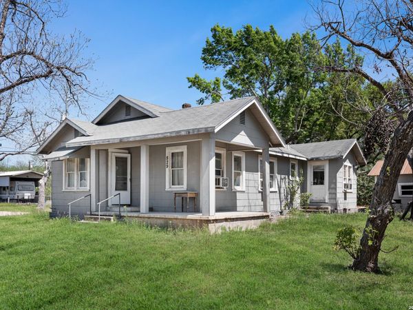 829 N Goodrich, Seguin, TX 78155